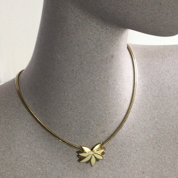 Vintage MONET Flower Chocker Necklace - Picture 2 of 5